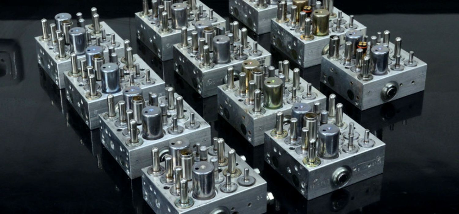Scopri come funziona la riparazione professionale delle centraline ABS, sia elettroniche che idrauliche, con video dimostrativo, diagnosi, test e garanzia 2 anni.