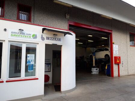Vista esterna dell’officina Brizzolari Greentech a Levate, in provincia di Bergamo, centro assistenza auto e diagnosi elettronica.