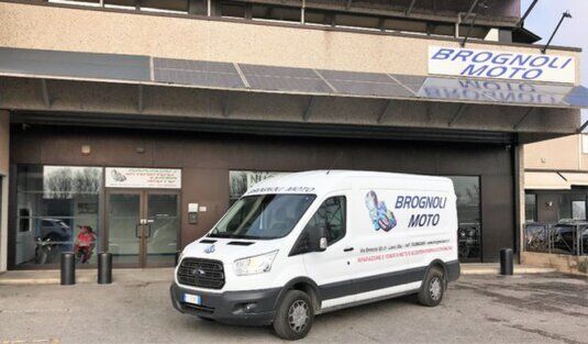 Ingresso e sede dell’officina Brognoli Moto a Brescia specializzata in moto e scooter multimarca