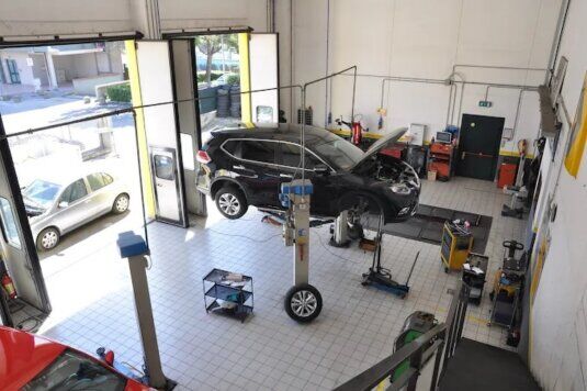 Interno Autofficina Fratelli Ortolani a Porto Recanati con veicolo in riparazione e strumenti per diagnosi elettronica auto
