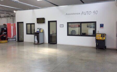 Immagine della zona accettazione e uffici di Assistenza Auto90 snc a Prato. La struttura si presenta ordinata e professionale, con spazi dedicati alla gestione dei clienti e dei veicoli, confermando l’organizzazione dell’officina partner ItalianaABS.