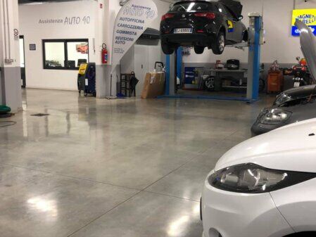 Foto dell’area operativa di Assistenza Auto90 snc a Prato, con veicolo sul ponte sollevatore e spazi di lavoro organizzati. L’officina offre assistenza multimarca, meccanica, diagnosi elettronica, servizio gommista e supporto per problematiche ABS ed ESP in collaborazione con ItalianaABS.