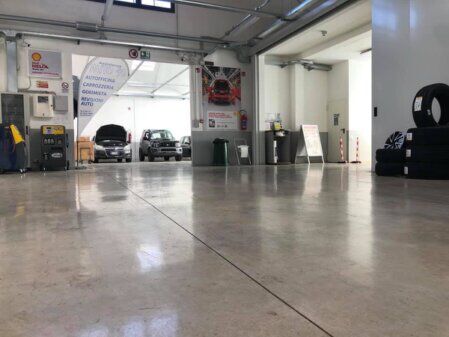 Interno dell’officina Assistenza Auto90 a Prato, Officina Partner ItalianaABS per diagnosi elettronica, meccanica, gommista e carrozzeria