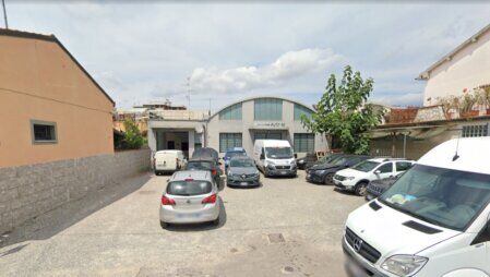 Foto esterna della sede di Assistenza Auto90 snc in Via Attilio Nuti 25 a Prato. L’immagine mostra l’ingresso dell’officina e il piazzale esterno, punto di riferimento della rete Officine Partner ItalianaABS nella provincia di Prato.